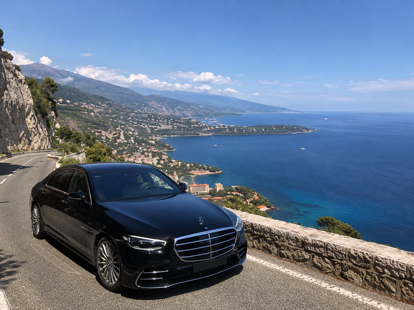 Chauffeur privé assistant un passager avec ses bagages près d'une Mercedes sur la Côte d'Azur