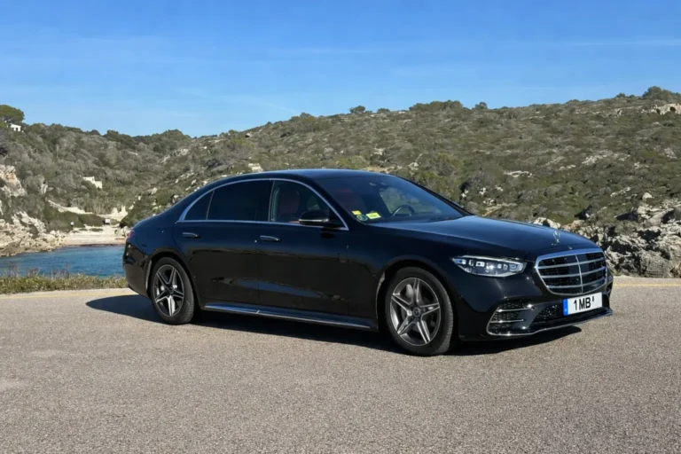 Photographie extérieure officielle Mercedes-Benz Classe E berline noire haut de gamme