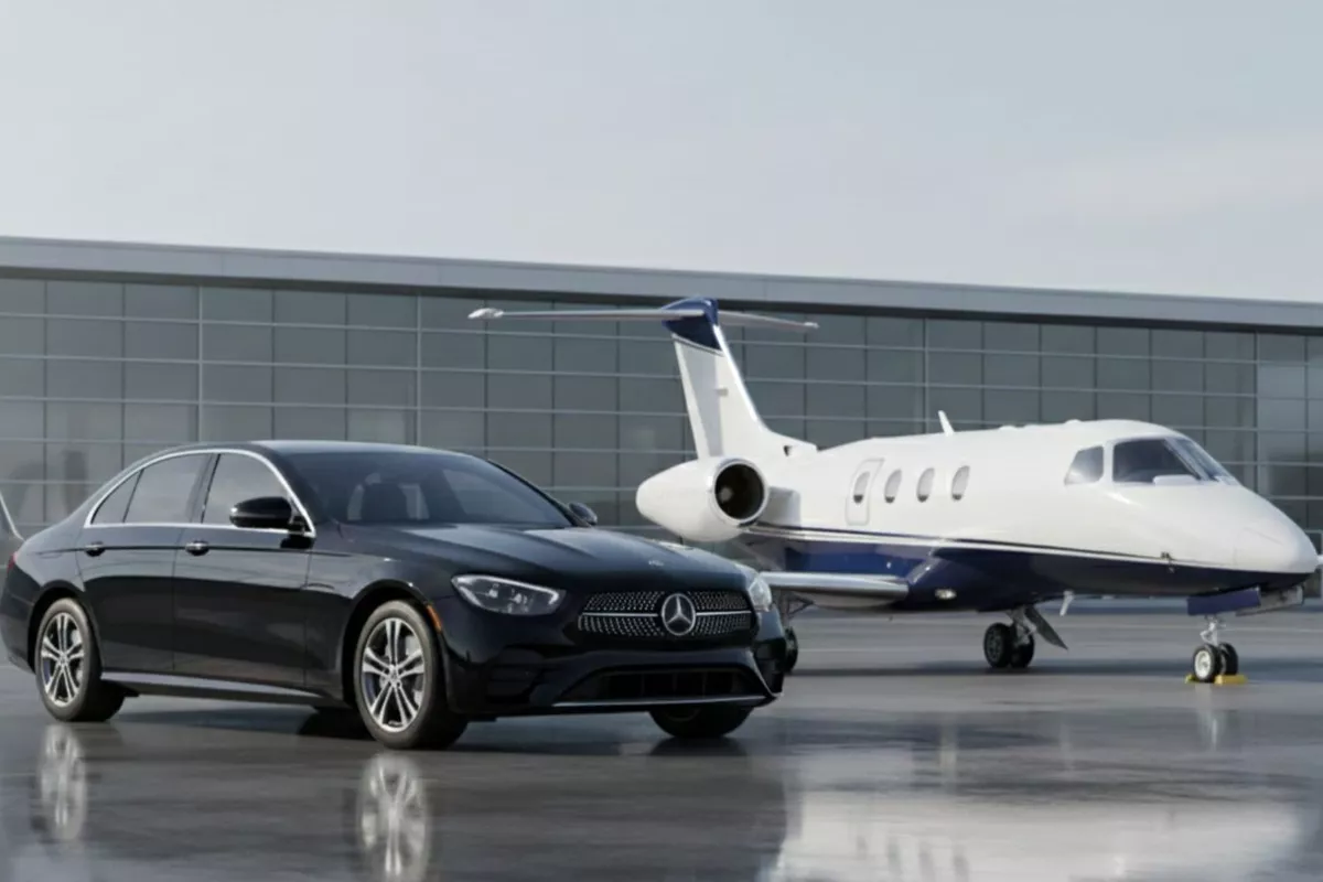 Chauffeur privé discret sur le tarmac FBO de Paris Le Bourget aux côtés d'une Mercedes-Maybach