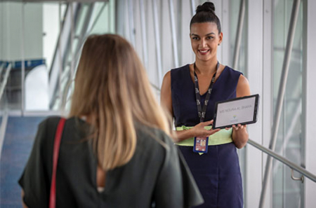 Chauffeur privé élégant accueillant un voyageur VIP au terminal de l'aéroport de Paris avec service Meet and Greet