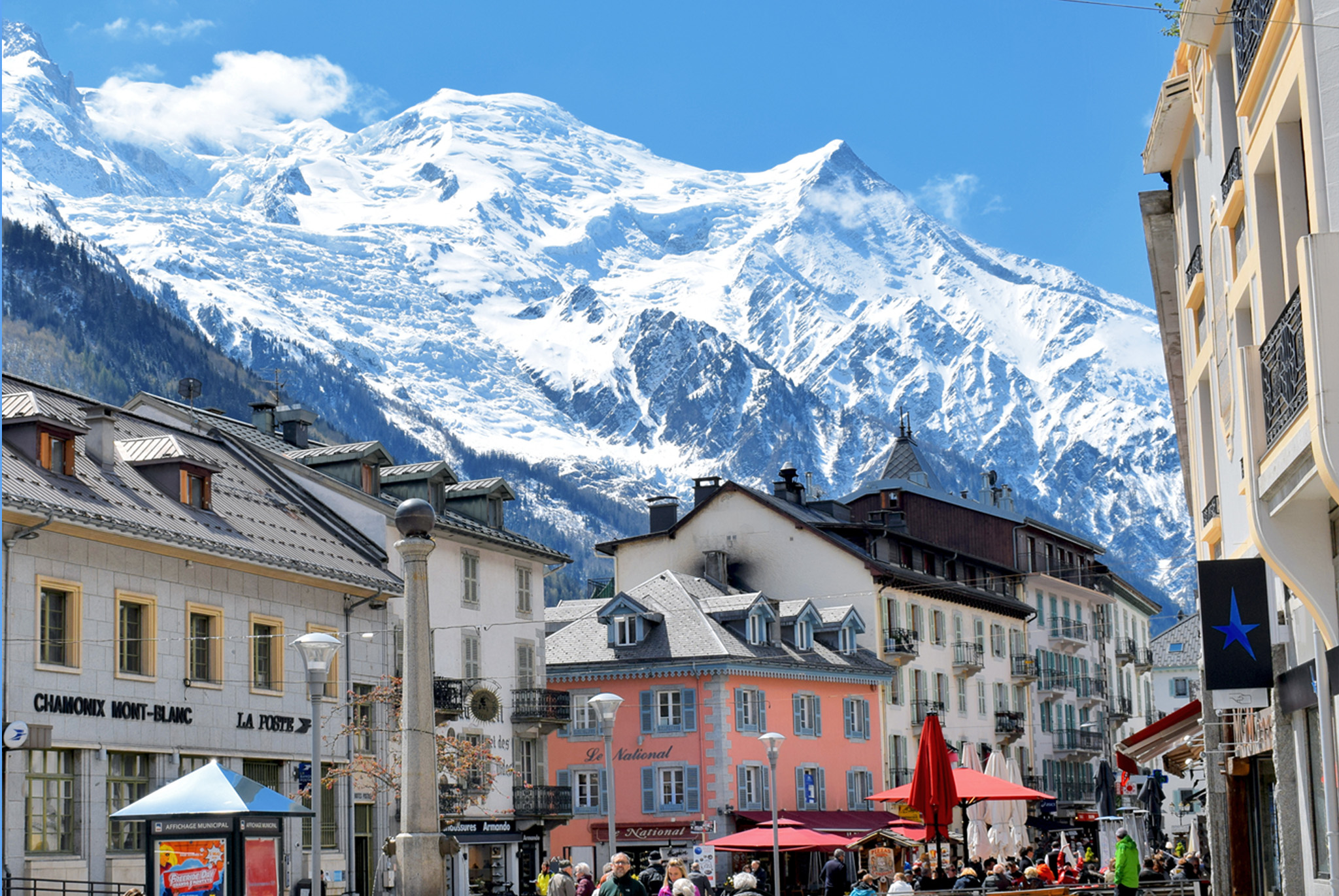 Chamonix-Mont-Blanc et ses sommets alpins