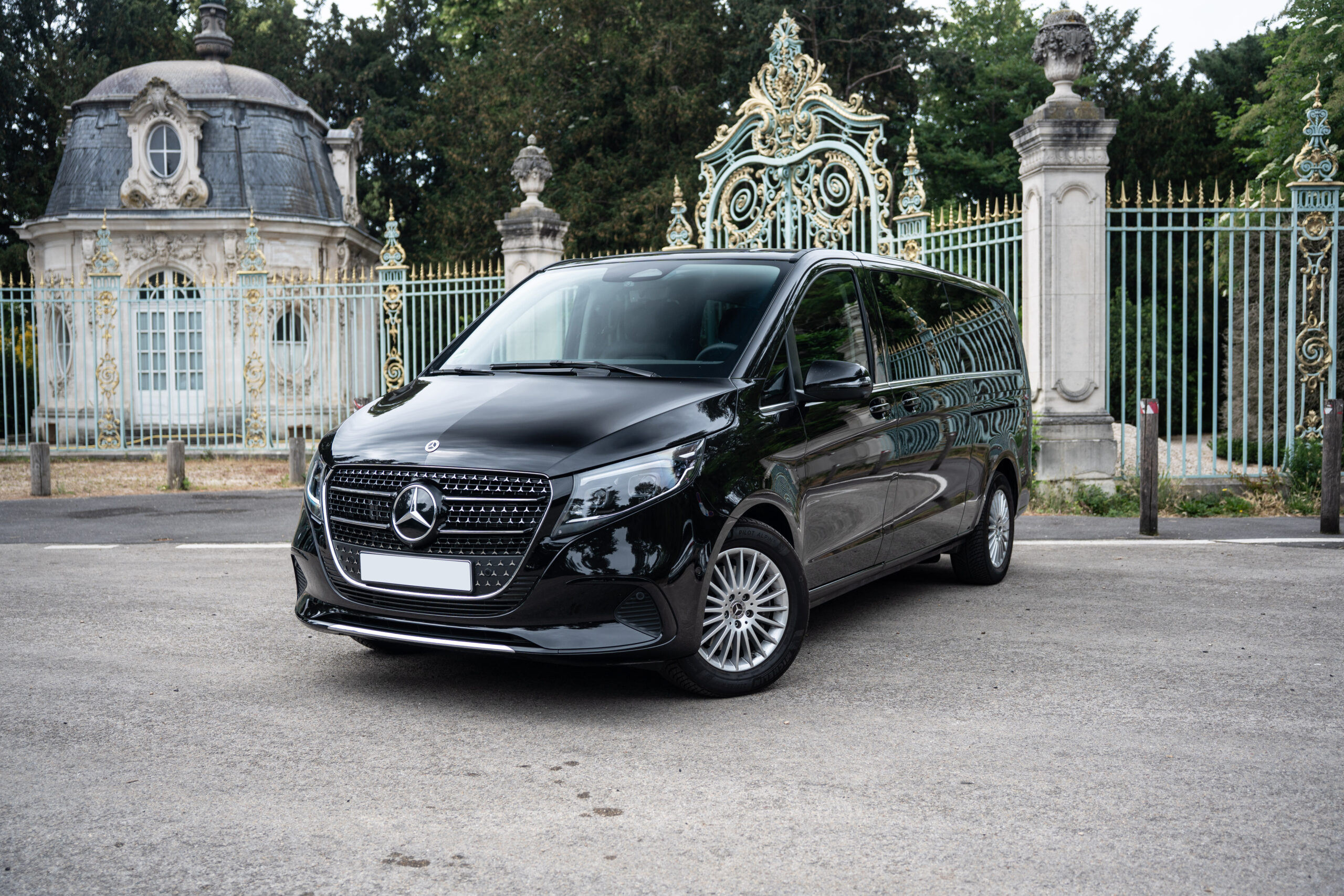 Monospace de luxe Mercedes-Benz Classe V Extra Long noir métallisé