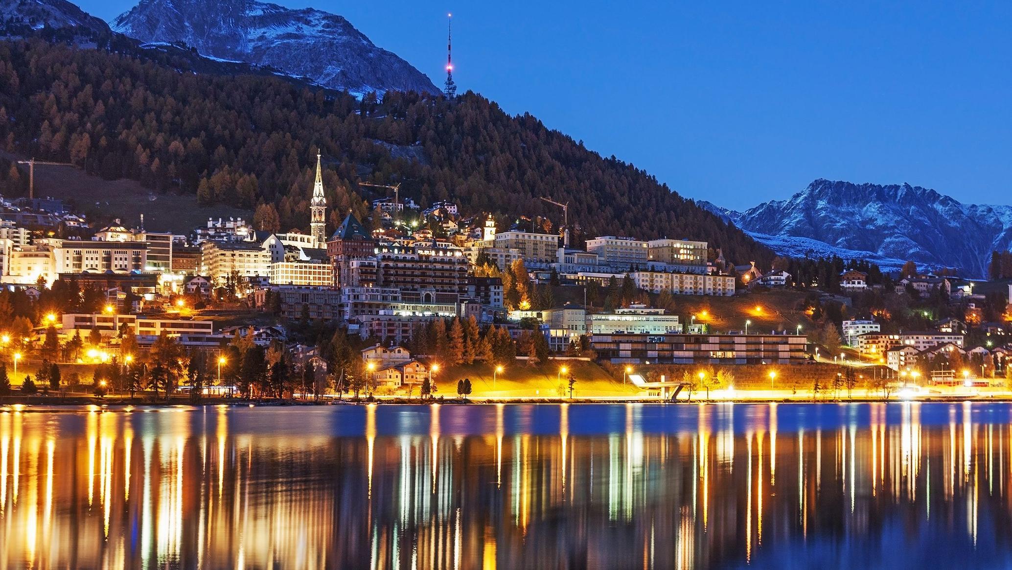 Chauffeur de prestige assurant un transfert longue distance vers la station exclusive de St. Moritz en Engadine