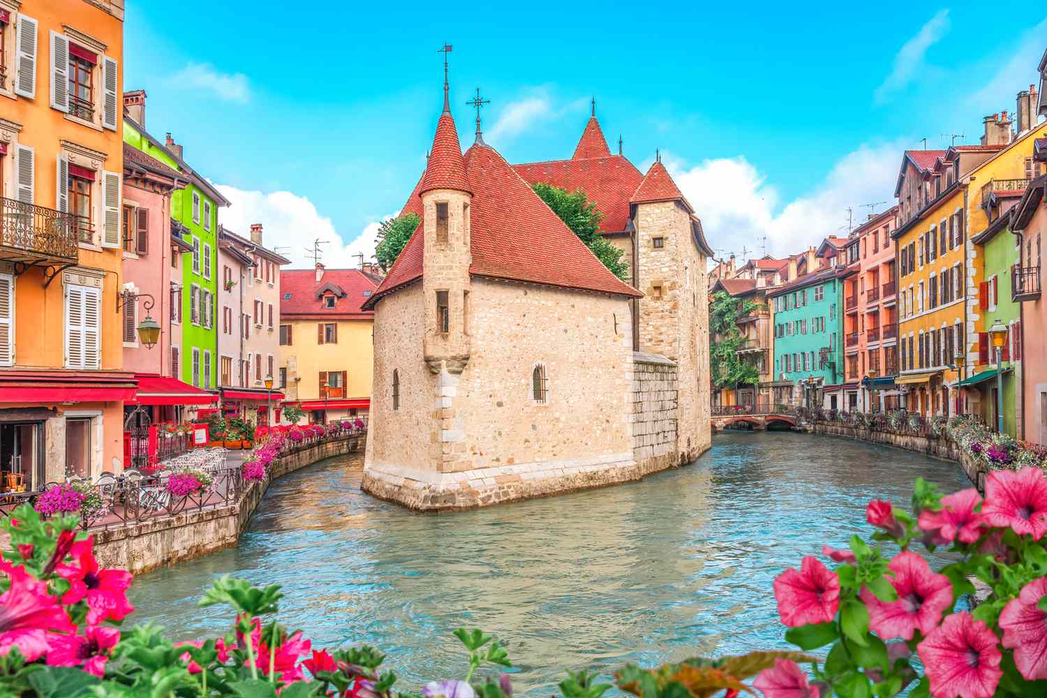 Annecy et son lac emblématique dans les Alpes françaises