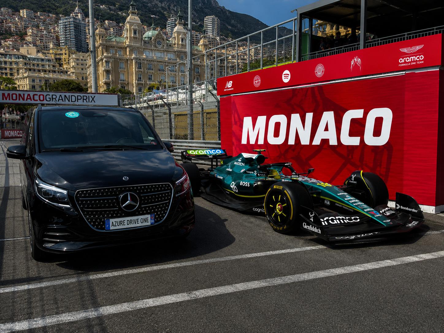 Chauffeur privé de luxe devant le Casino de Monte-Carlo à Monaco