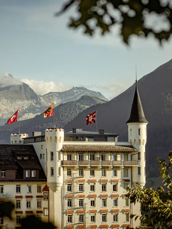 Chauffeur privé en SUV de luxe arrivant dans la station alpine huppée de Gstaad
