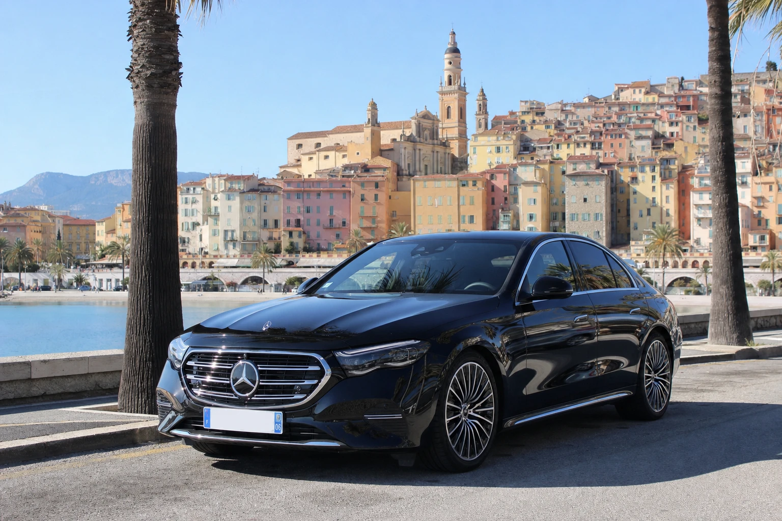 Chauffeur privé de prestige avec berline de luxe sur le front de mer de Menton