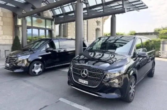Voiture avec chauffeur privé haut de gamme circulant près des terrasses de Lavaux à Vevey